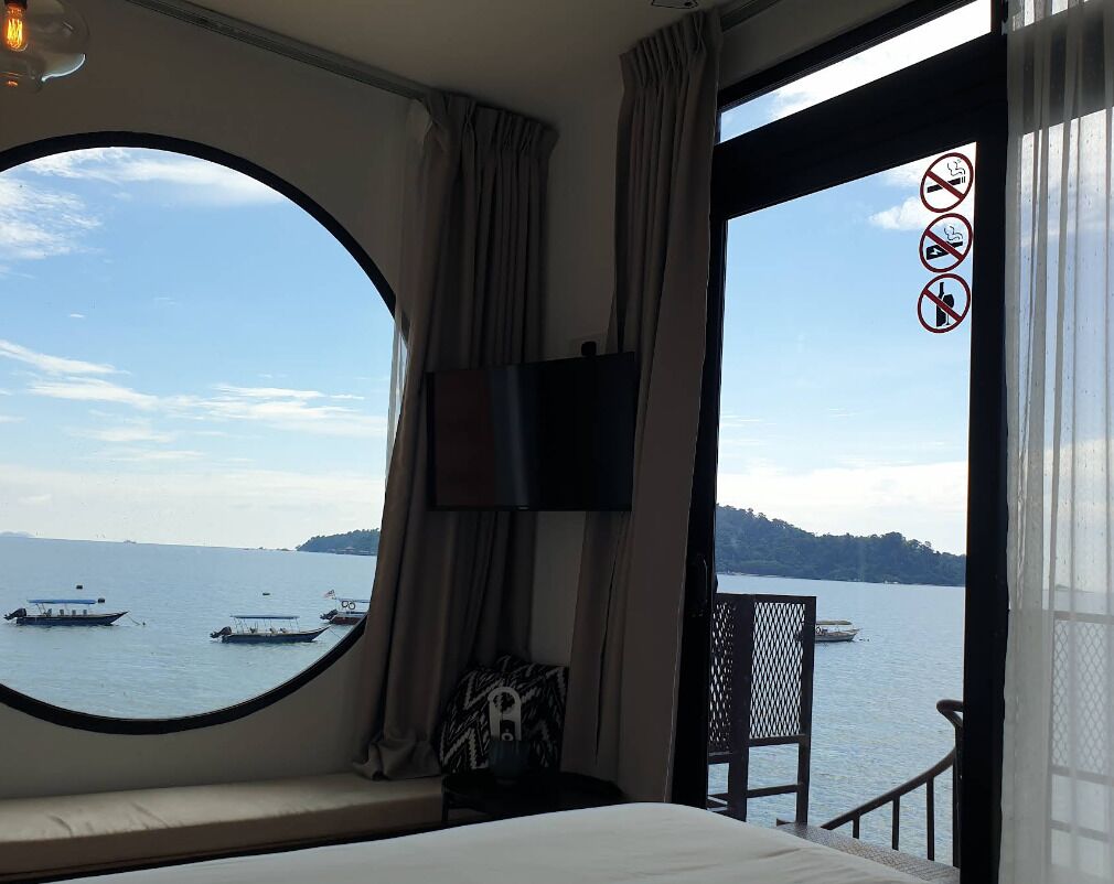 In-room safe, blackout curtains, soundproofing