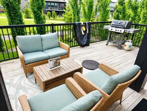 Outdoor dining - Luxury Retreat with Pond Views, Spacious Living and Hotel Comfort (St. Albert)