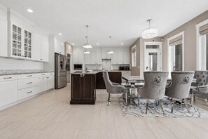 Coffee/tea maker, fridge, microwave, oven - Luxury Retreat with Pond Views, Spacious Living and Hotel Comfort (St. Albert)