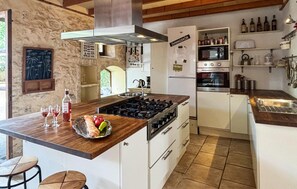 Coffee/tea maker, fridge, microwave, stovetop
