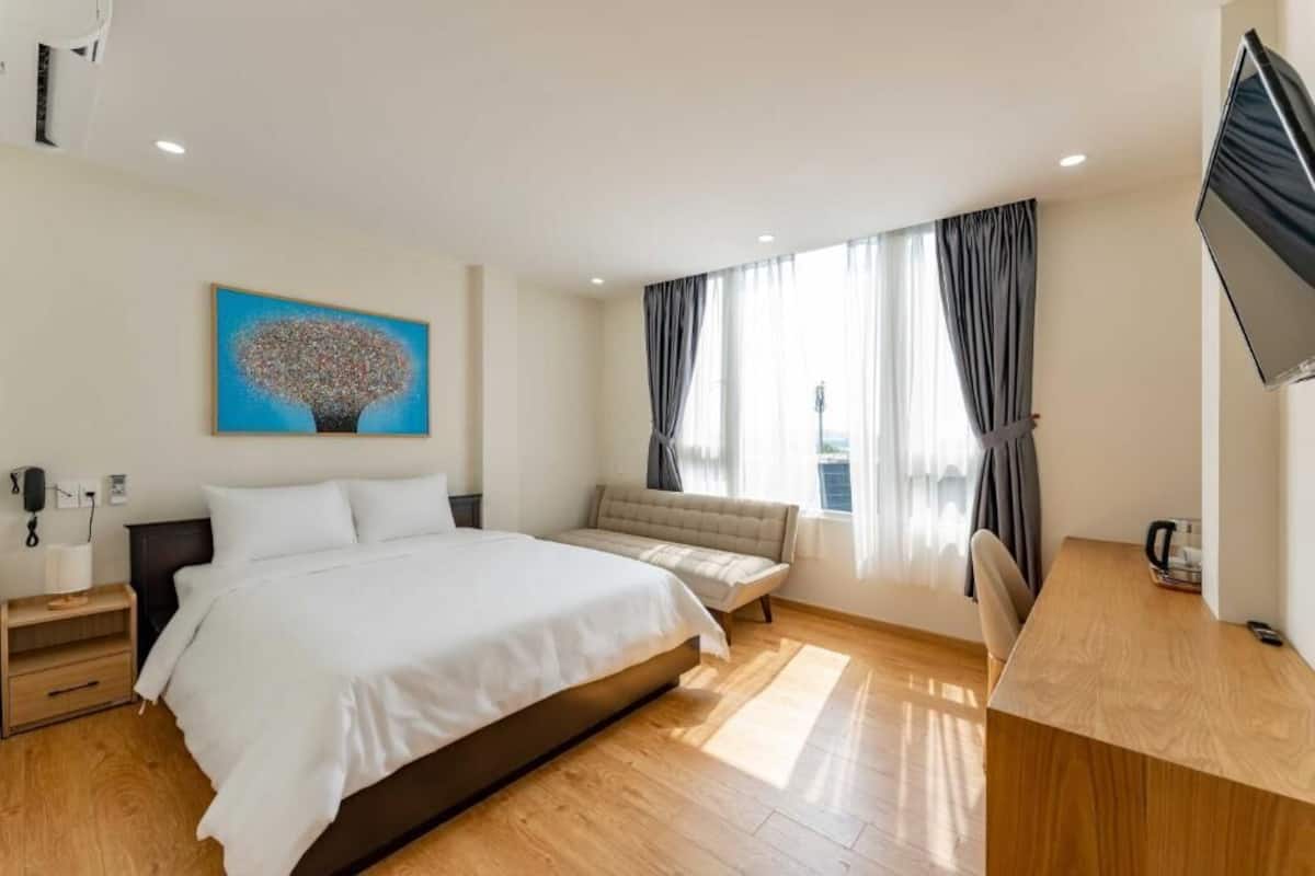 Deluxe Double Room, City View | In-room safe, desk, blackout curtains, soundproofing