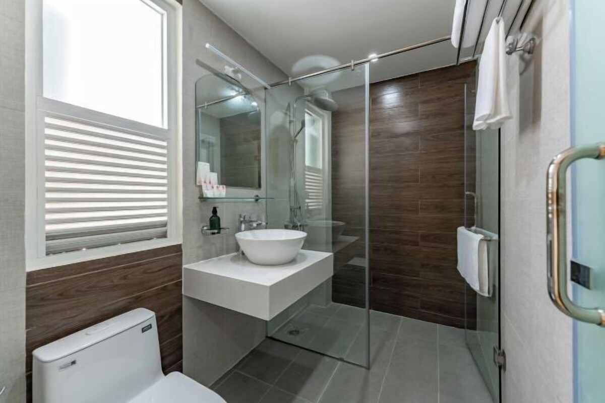 Kamar mandi | Shower, perlengkapan mandi gratis, pengering rambut, dan sandal