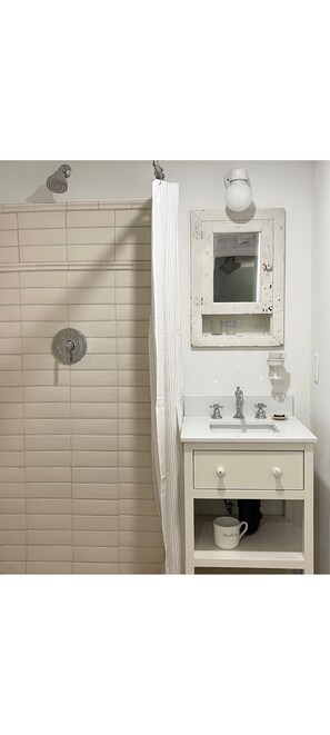 Hair dryer, towels, toilet paper - Fort Langley| Cottage Suite (Langley Township)