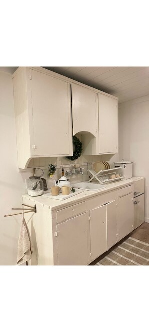 Private kitchen - Fort Langley| Cottage Suite (Langley Township)