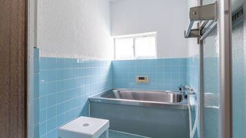 Hus – standard, privat bad, parkutsikt | Bad | Kombinert dusj/badekar, hårføner, tøfler og håndklær