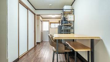 Hus – standard, privat bad, parkutsikt | Spiseområde