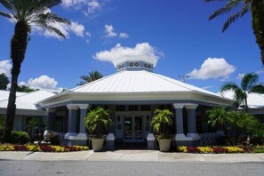 A hotel with a white facade, a central dome, and a symmetrical entrance with columns. - WP2355 - Spacious townhome near all parks (Kissimmee)