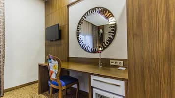 Deluxe Triple Room, Balcony | Interior