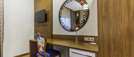 Deluxe-Dreibettzimmer, Balkon | Innenbereich