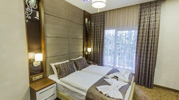 Deluxe Triple Room, Balcony | In-room safe, desk, blackout curtains, soundproofing