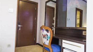 Chambre classique, balcon | Intérieur