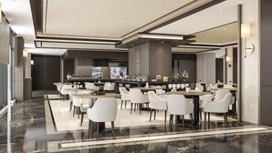Un moderno vestíbulo de hotel con una zona de bar, arreglos de asientos y piso de mármol.