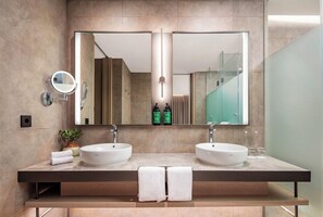 A modern bathroom with two sinks, a large mirror, and a towel rack. - Crowne Plaza by IHG Labuan Bajo (Labuan Bajo)