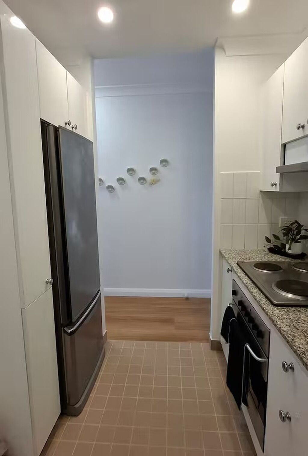 Une cuisine équipée d’un réfrigérateur, d’une cuisinière et d’un évier.