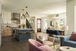 Living area - Pool, Mini-golf, Sauna, Movie, Gym | Sleep 18 (Austin)