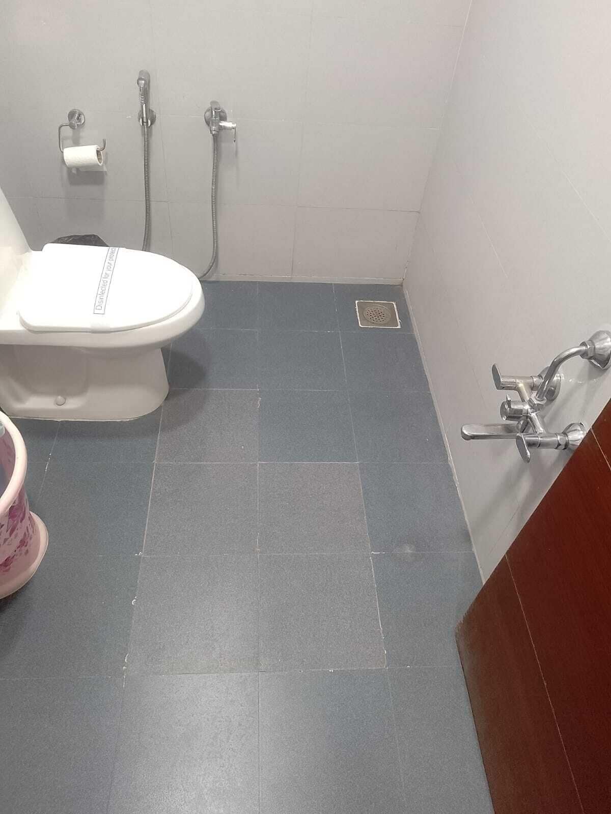 Deluxe Double Room, Courtyard View | Bathroom | Free toiletries, towels, soap, shampoo
