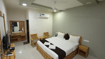 Deluxe Double Room, Courtyard View | Desk, WiFi (free)