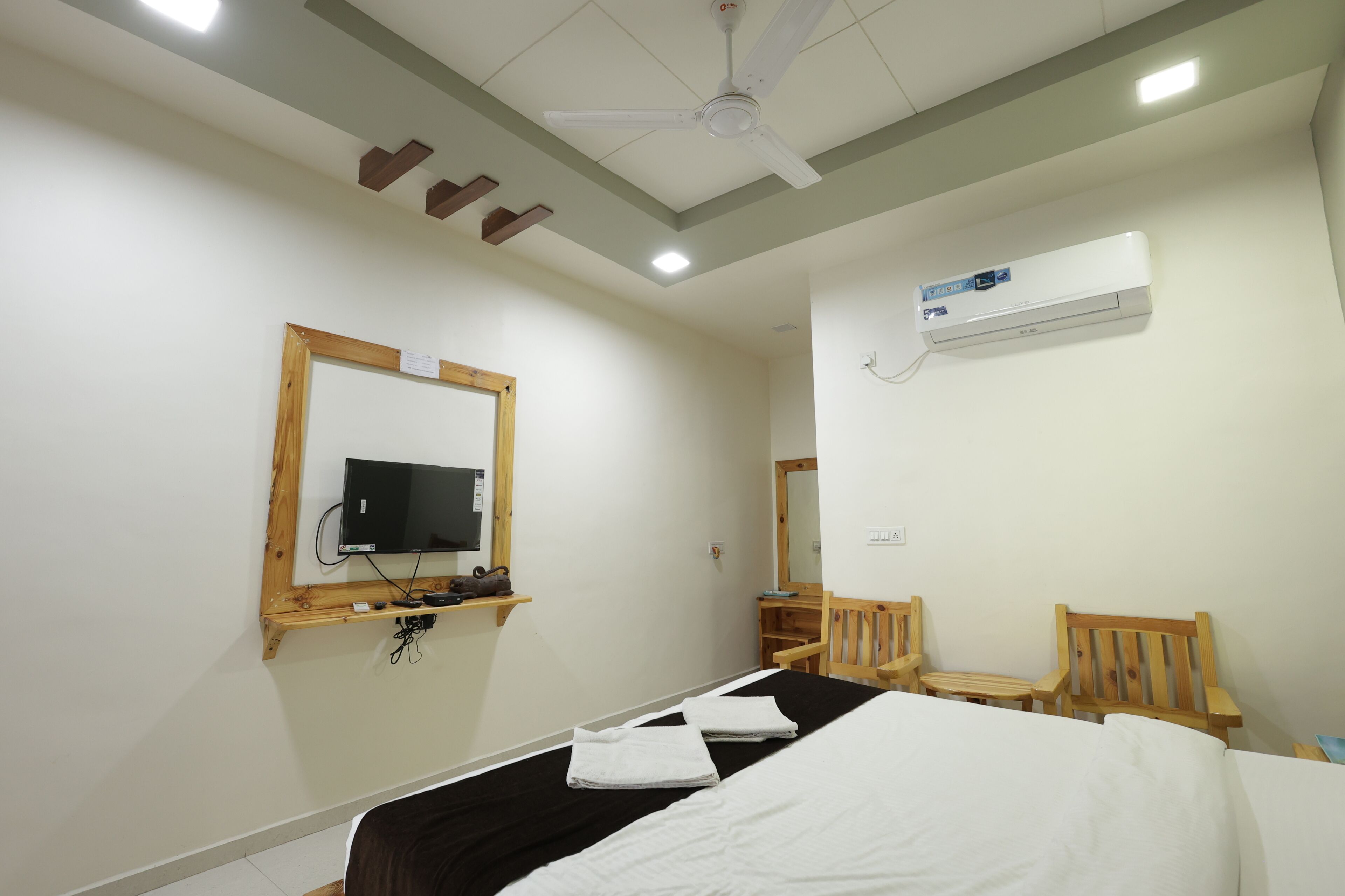 Deluxe Double Room, Courtyard View | Desk, free WiFi