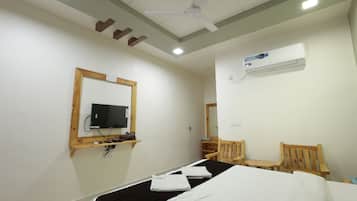 Deluxe Double Room, Courtyard View | Desk, free WiFi