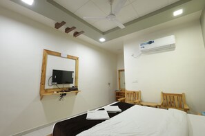 Kahden hengen deluxe-huone, näköala pihalle | Työpöytä, ilmainen Wi-Fi