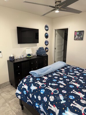 2 bedrooms, iron/ironing board, WiFi, bed sheets - Cozy 2-bedroom house in charming Kingman with AC comfort (Kingman)