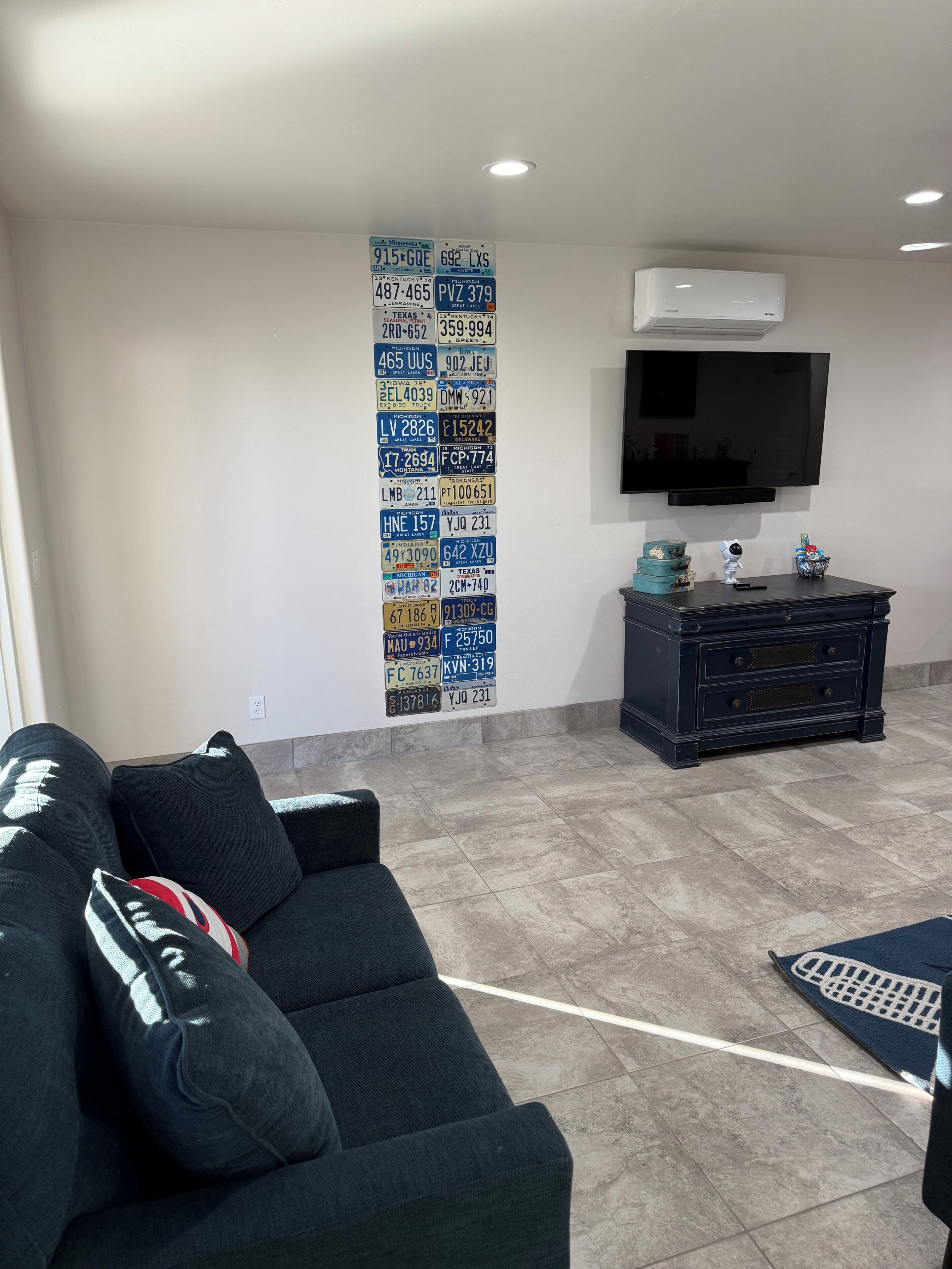 Smart TV, books, stereo