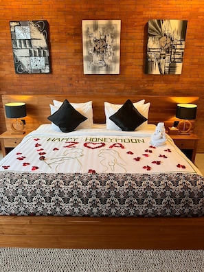 Ein Hotelzimmer mit einem Bett, zwei Nachttischen und einem Bild an der Wand.