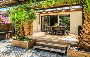 Outdoor dining - 3 bedroom lovely home in Salin de Giraud (Salin de Giraud)