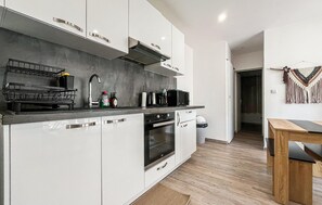 Kühlschrank, Mikrowelle, Ofen, Kochgeschirr/Geschirr/Besteck