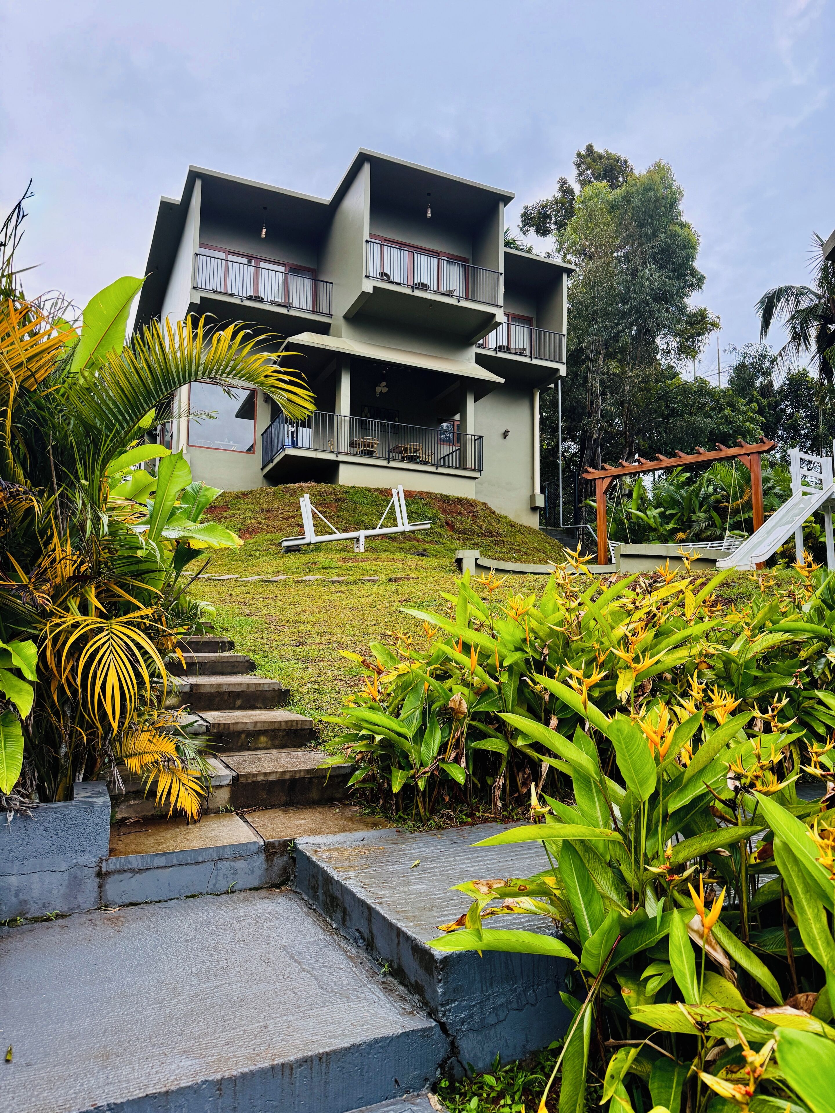 Suite estándar, balcón, vistas a la montaña | Jardines del alojamiento