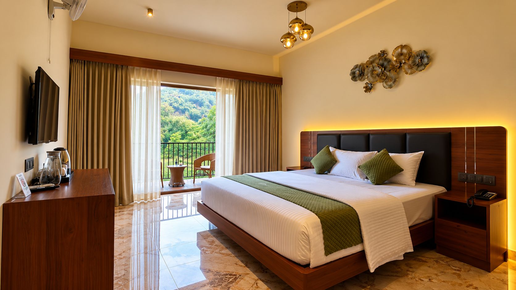 Habitación de hotel con una cama grande, un escritorio con cafetera, televisor y un balcón con cortinas.