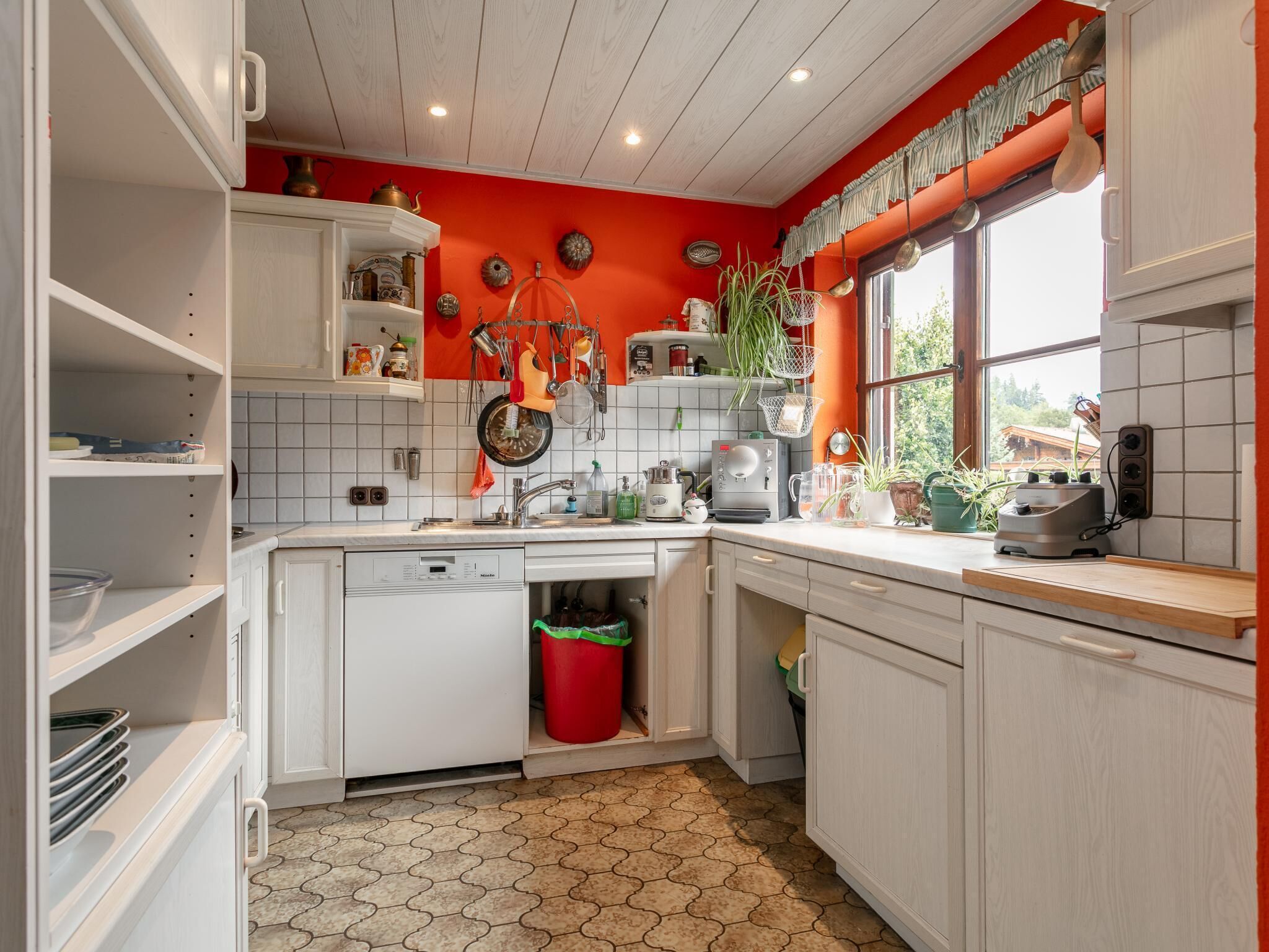 Cafetière/bouilloire, réfrigérateur, micro-ondes, plaque de cuisson