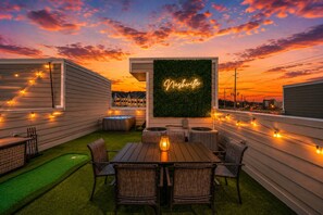 Outdoor dining - The Encore - Rooftop Hot Tub/Game Room/Sleeps 12 (Nashville)