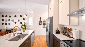 Coffee/tea maker, fridge, microwave, oven