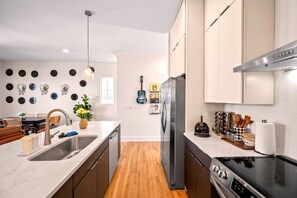 Private kitchen - The Encore - Rooftop Hot Tub/Game Room/Sleeps 12 (Nashville)