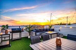 Outdoor dining - The Encore - Rooftop Hot Tub/Game Room/Sleeps 12 (Nashville)