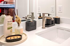 Bathroom - The Encore - Rooftop Hot Tub/Game Room/Sleeps 12 (Nashville)