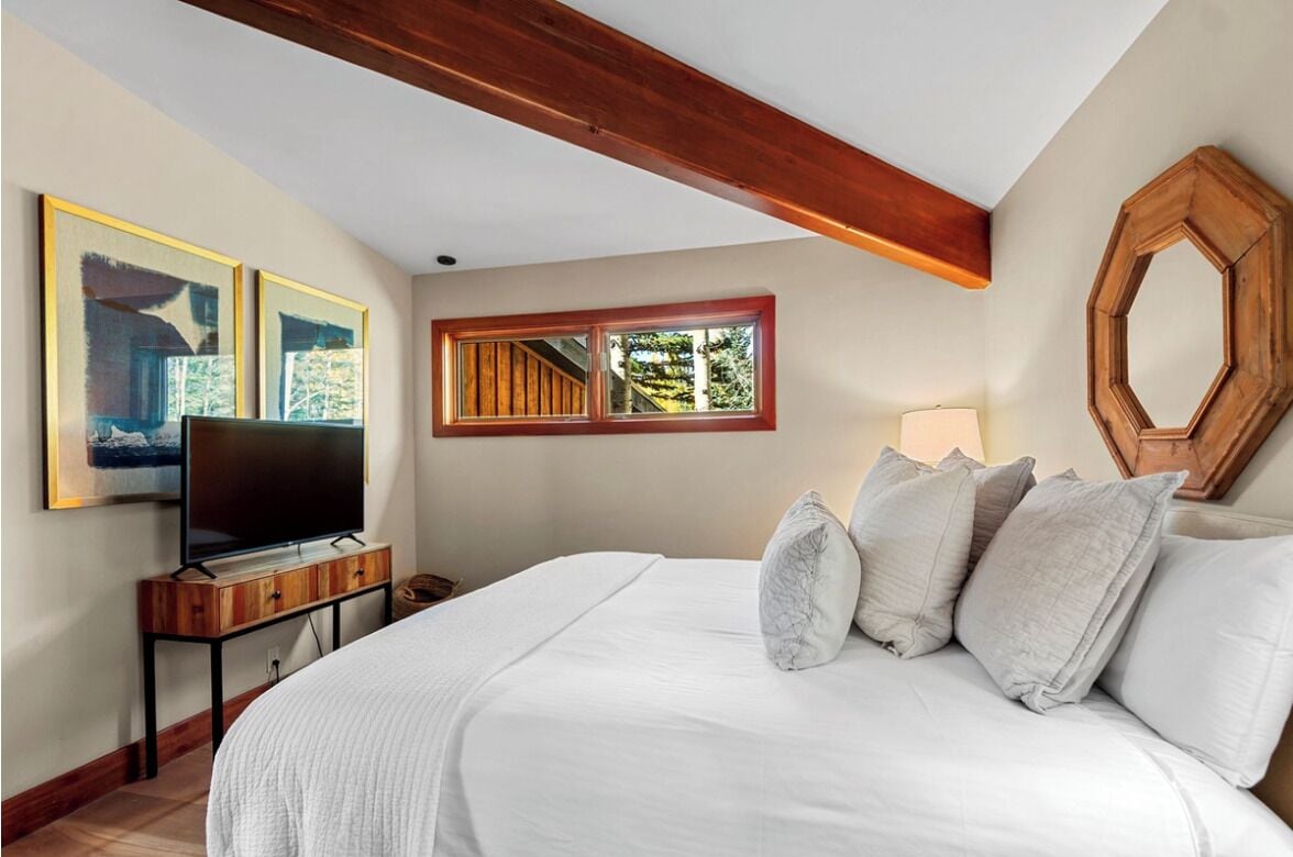 Desk, iron/ironing board, WiFi, bed sheets