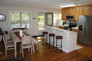 Private kitchen - Charming Lakehouse in the Woods, Year Round Beauty (Wedowee)