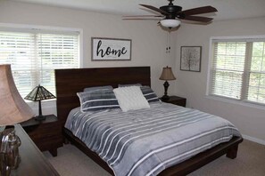 Room - Charming Lakehouse in the Woods, Year Round Beauty (Wedowee)