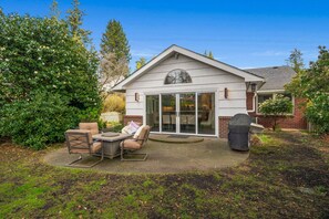 Outdoor dining - Magnolia Oasis (Seattle)