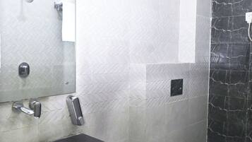 Ducha, toallas, jabón, shampoo