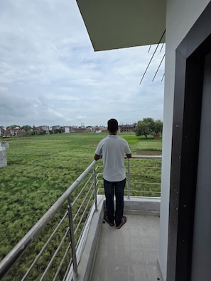 Property grounds - Karma Bodhgaya (Bodh Gaya)