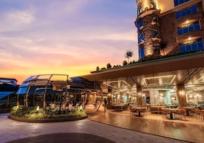 Outdoor dining - The Villa at Sunway Resort Hotel (Petaling Jaya)