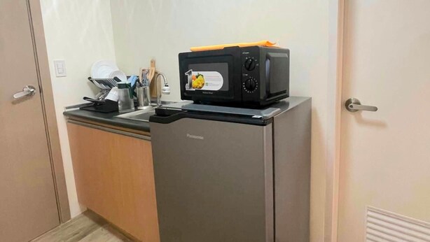 Studio có thiết kế đặc trưng, 1 giường cỡ queen, máy điều hòa | Bếp nhỏ riêng