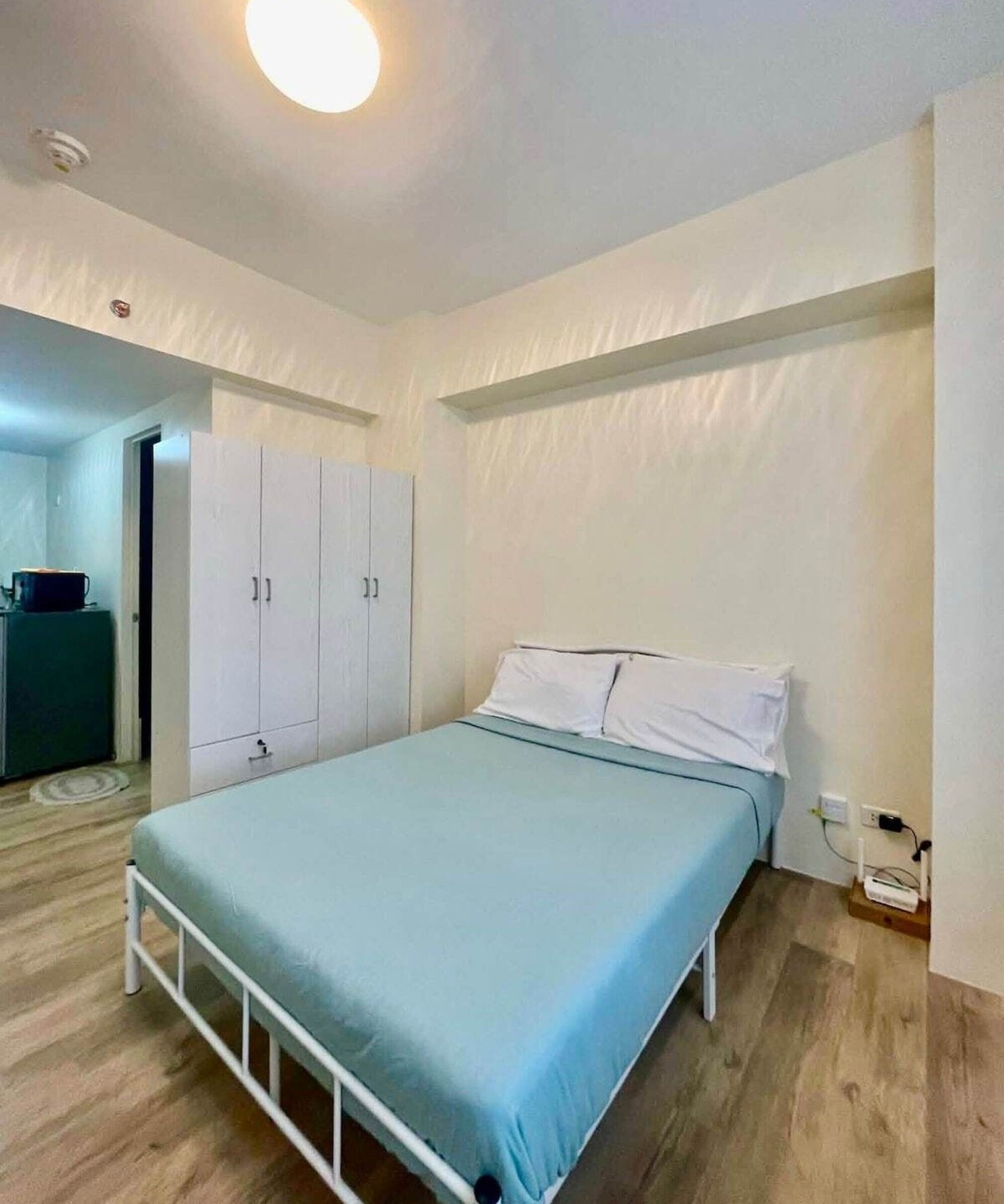 Signature Studio, 1 Queen Bed, Air conditioning | Living area