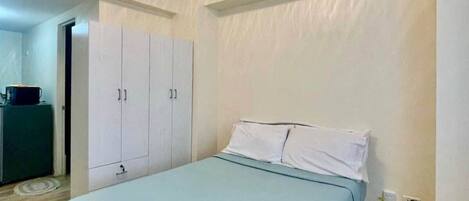 Signature Studio, 1 Queen Bed, Air conditioning | Living area