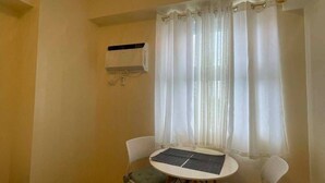 Studio có thiết kế đặc trưng, 1 giường cỡ queen, máy điều hòa | Khu vực ăn uống tại phòng