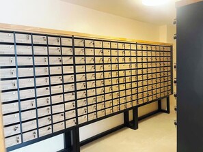 Uma fileira de armários de armazenamento numerados.