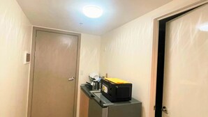 Studio có thiết kế đặc trưng, 1 giường cỡ queen, máy điều hòa | Bếp nhỏ riêng